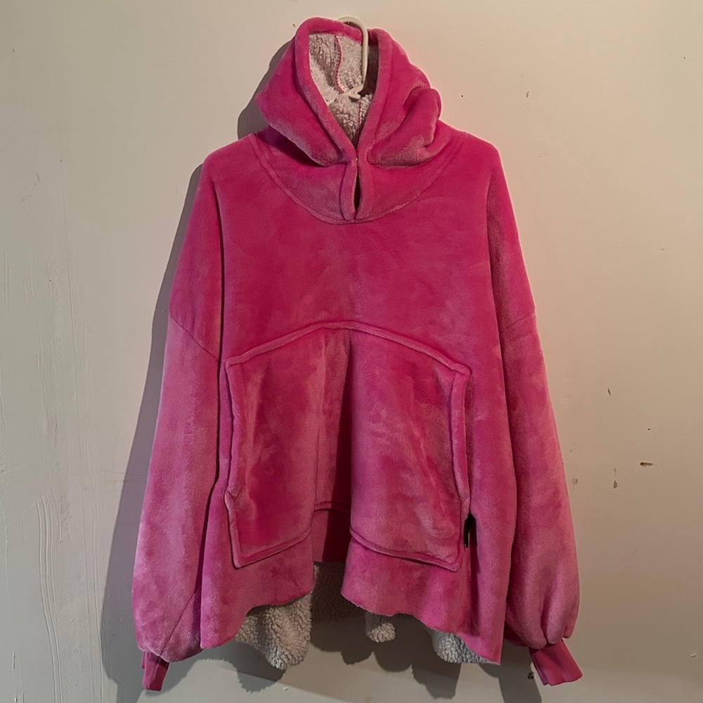 Catalonia wearable hooded blanket with front pocket. One size fits most.